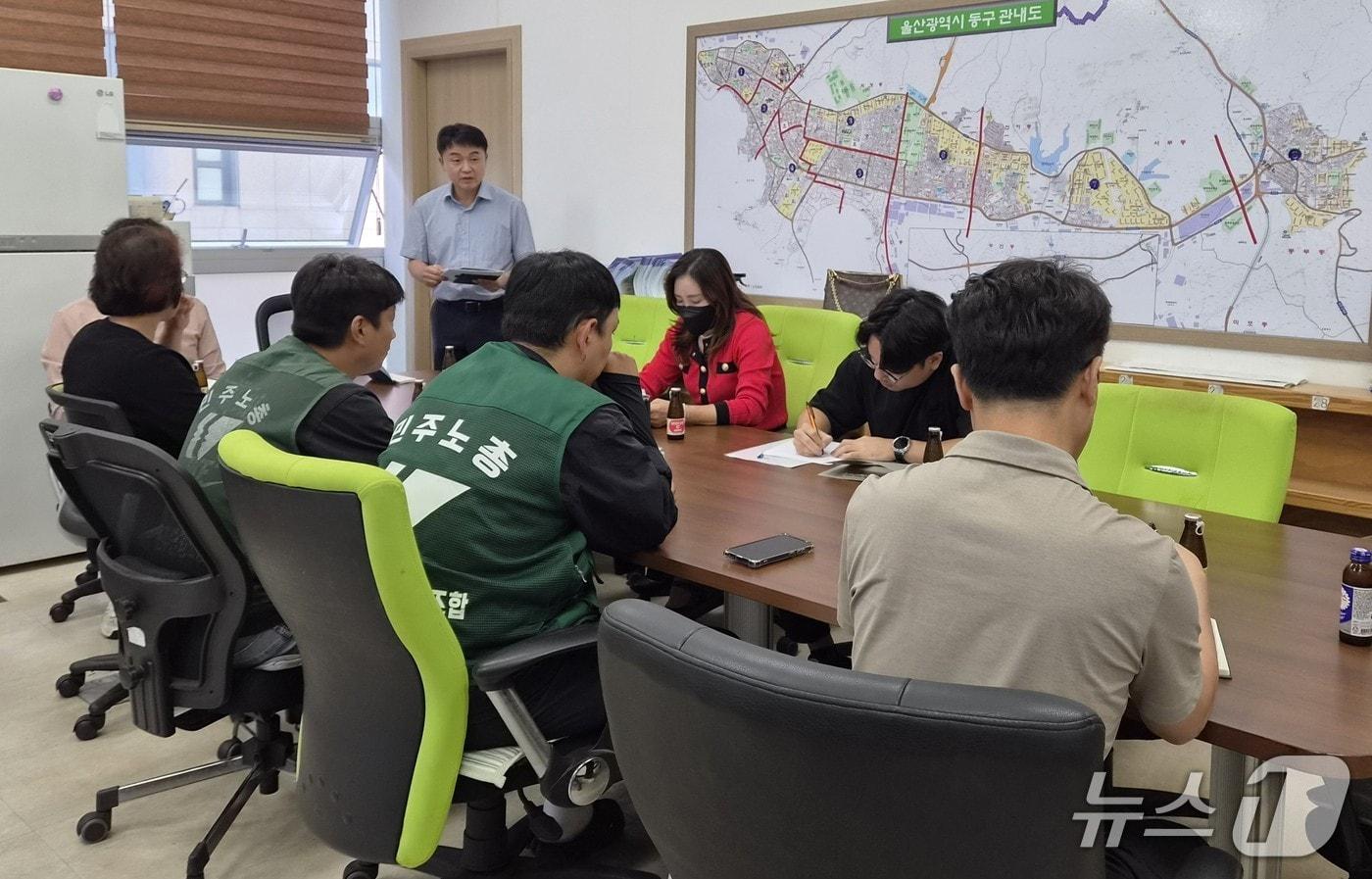 본문 이미지 - 울산 동구 자원순환과가 생활폐기물 수거·운반 대행업체와 노동조합 조합원들과 간담회를 가지고 있다.(울산 동구 제공. 재판매 및 DB 금지)/뉴스1