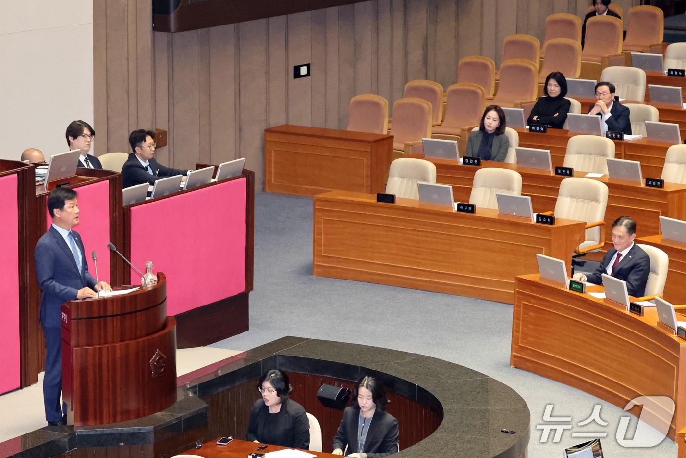 본문 이미지 - 박균택 더불어민주당 의원이 1일 오후 서울 여의도 국회에서 열린 제439회국회(정기회) 제10차 본회의에서 자유발언을 하고 있다. 이날 박 의원은 자유발언을 통해 '윤석열·전두환 전 대통령은 내란이 아니다'라고 발언한 김태규 국민의힘 의원을 규탄했다. ⓒ 뉴스1 황기선 기자