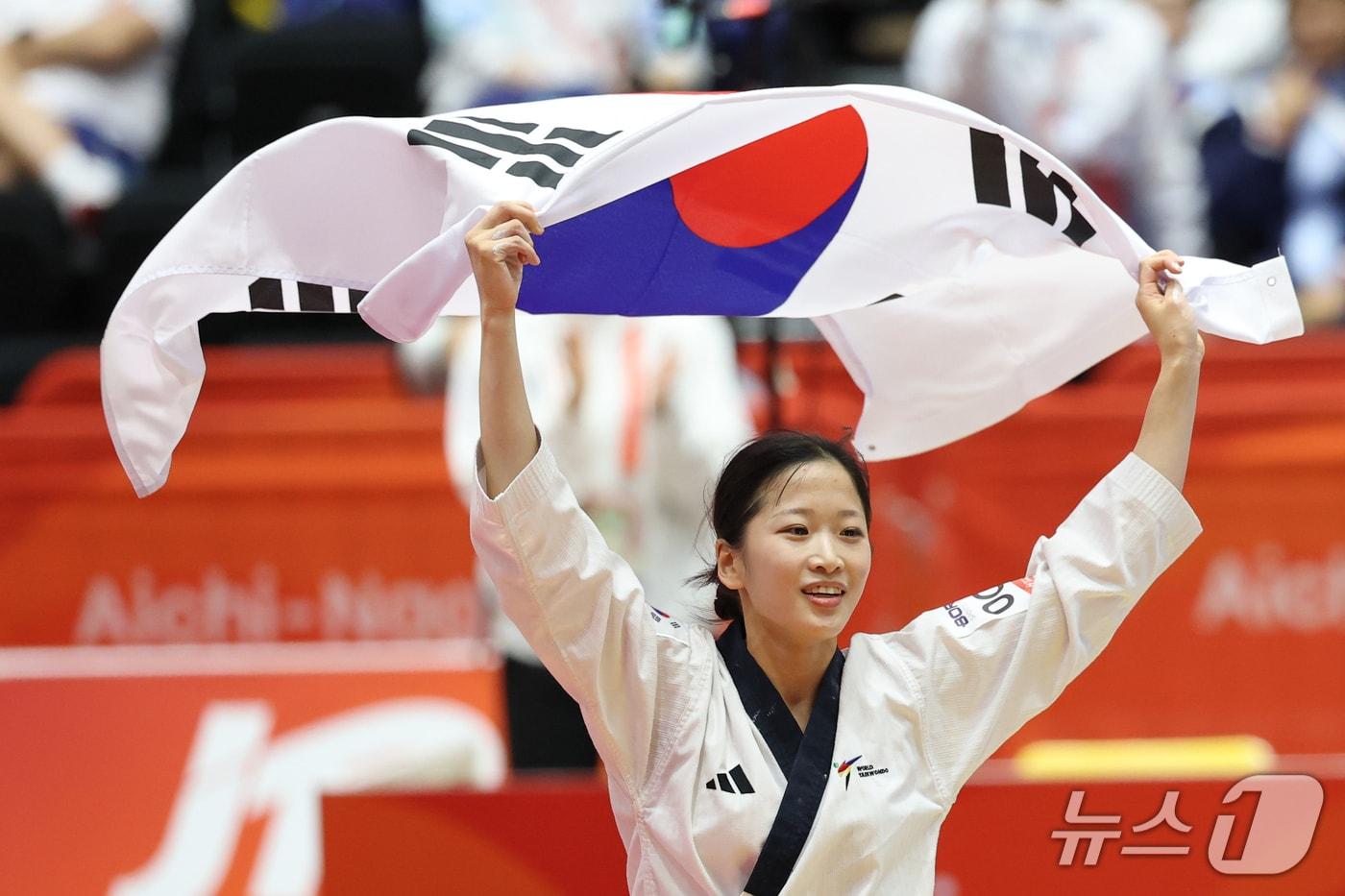 본문 이미지 - 대한민국 정하은이 1일 일본 도요하시 체육관에서 열린 2026 아이치·나고야 아시안게임 태권도 여자 개인 품새 결승전에서 금메달을 확정 짓자 태극기 세리머니를 하고 있다. ⓒ 뉴스1 안은나 기자