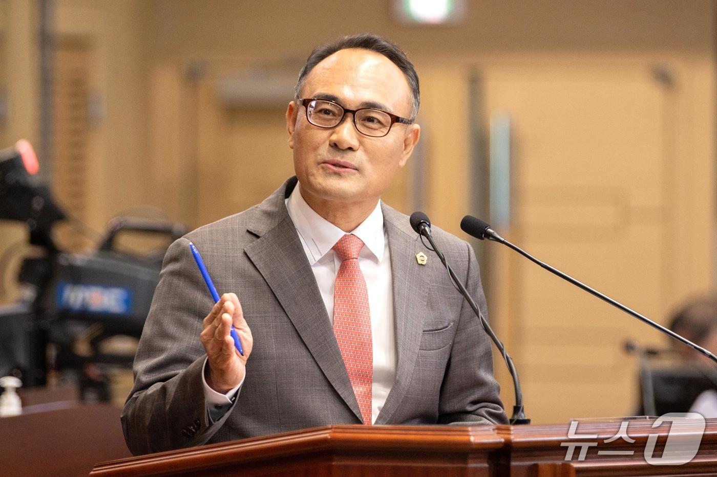 본문 이미지 - 황재철 경북도의원이 1일 도의회 본회의에서 도정질문을 통해 원전 기본소득 도입과 원전산업의 지역기업 참여 확대, 지역아동센터 지원 강화, 첨단산업 분야 특성화고 육성을 촉구하고 있다.(경북도의회 제공. 재판매 및 DB 금지) /뉴스1