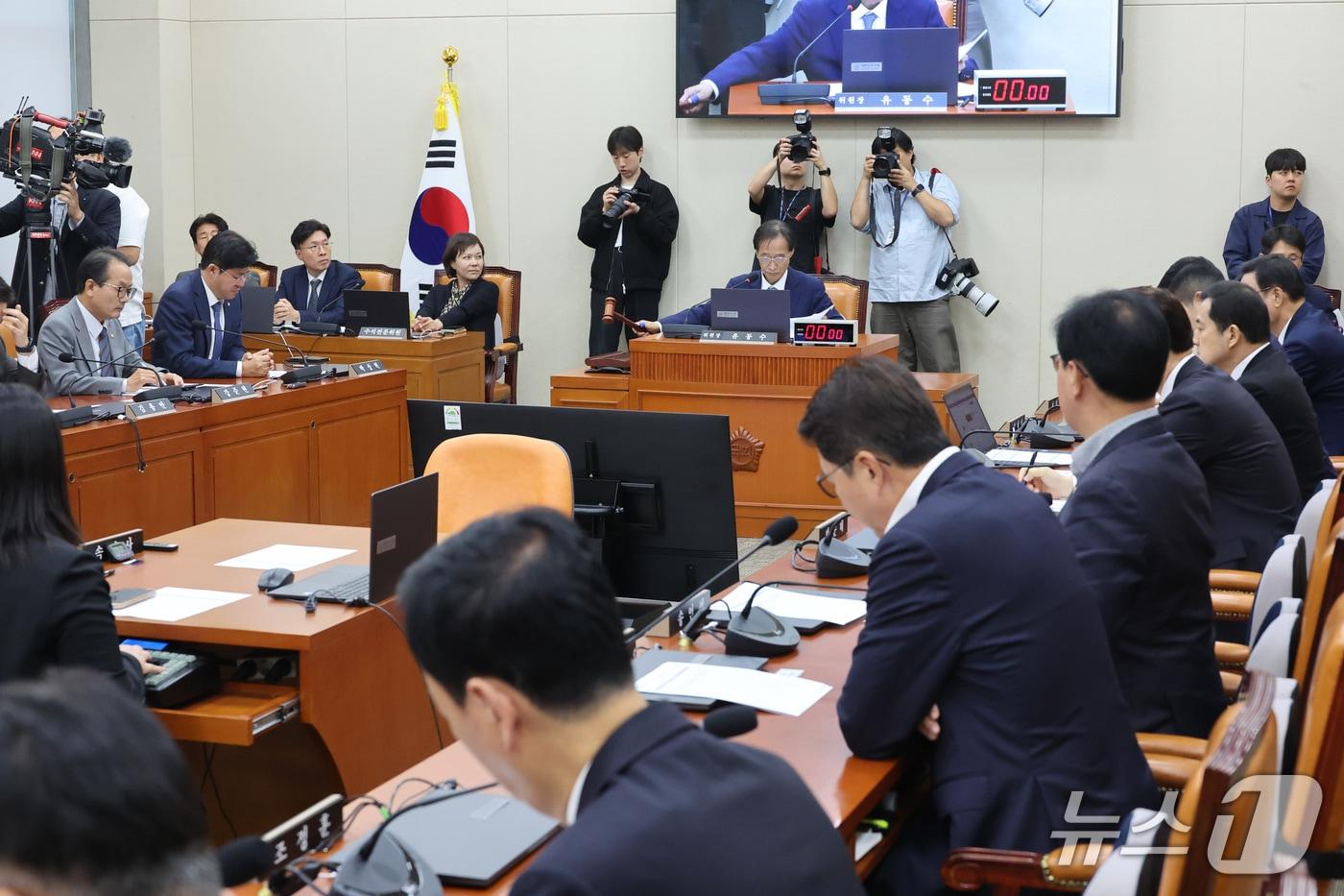 본문 이미지 - 유동수 위원장이 1일 서울 여의도 국회에서 열린 정무위원회 전체회의에서 의사봉을 두드리고 있다. 2026.10.1 ⓒ 뉴스1 신웅수 기자