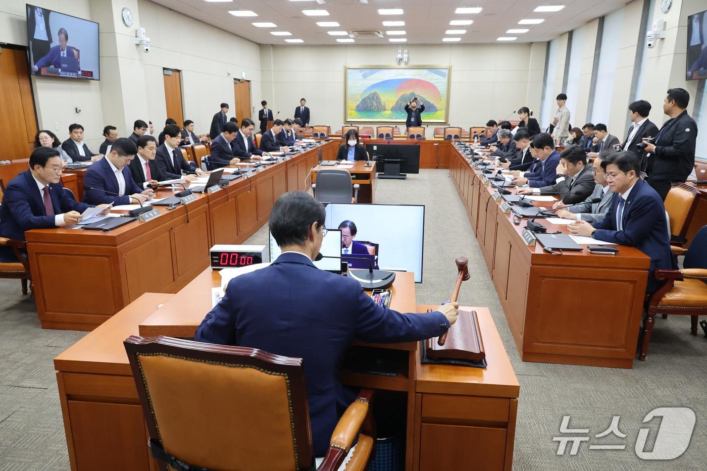 본문 이미지 - 유동수 위원장이 1일 서울 여의도 국회에서 열린 정무위원회 전체회의에서 의사봉을 두드리고 있다. 2026.10.1 ⓒ 뉴스1 신웅수 기자