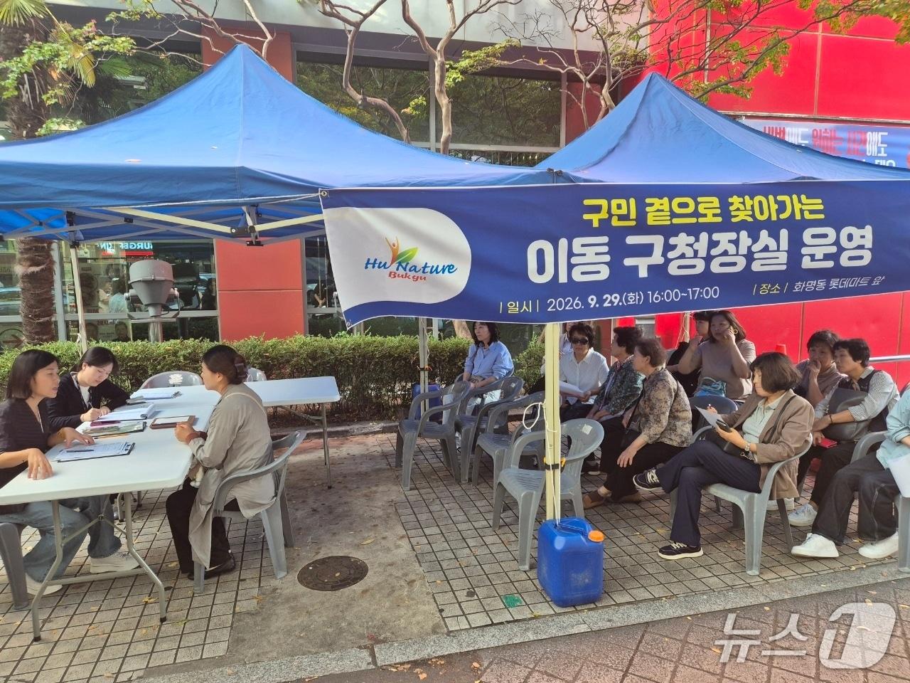 본문 이미지 - 정명희 북구청장이 '찾아가는 이동 구청장실'을 찾아온 주민과 상담을 진행하고 있다.(북구청 제공. 재판매 및 DB금지)