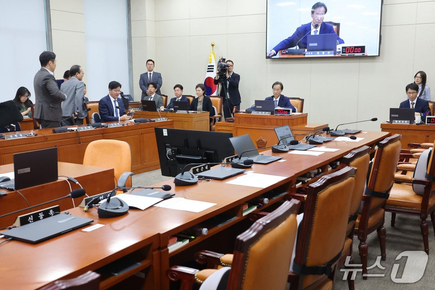 본문 이미지 - 유동수 위원장이 1일 서울 여의도 국회에서 열린 정무위원회 전체회의에서 국정감사 증인 등 출석요구의 건을 통과시키고 있다. 2026.10.1 ⓒ 뉴스1 신웅수 기자