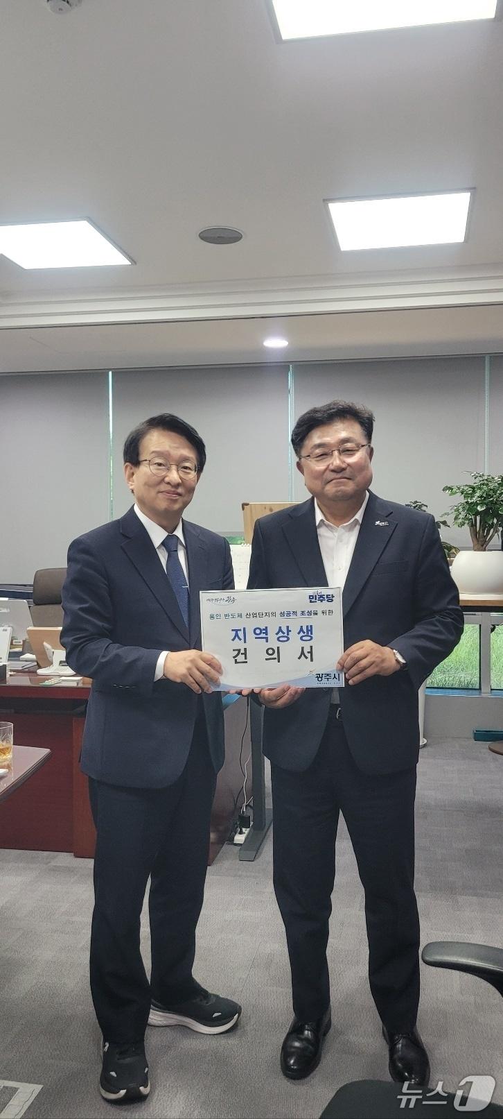 본문 이미지 - 박관열 광주시장(오른쪽)이 권칠승 민주당 정책위 의장에게 건의서를 전달하고 있는 모습.(광주시 제공)