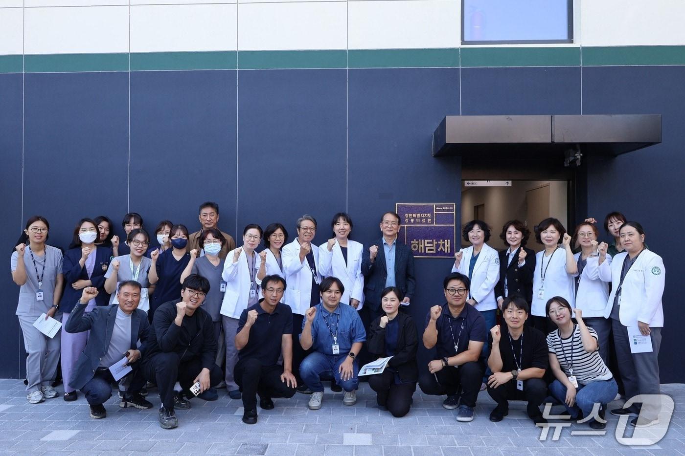 본문 이미지 - 강릉의료원 기숙사 준공기념행사 단체 사진.(강릉의료원 제공. 재판매 및 DB 금지) 2026.10.1/뉴스1