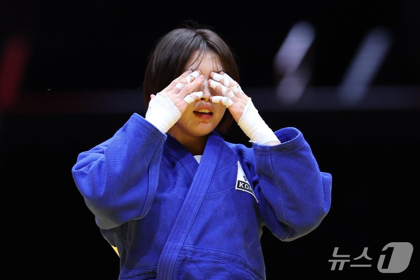 본문 이미지 - 대한민국 허미미가 1일 일본 아이치 인터내셔널 아레나에서 열린 2026 아이치·나고야 아시안게임 유도 여자 57kg급 결승에서 금메달을 확정 지은 후 눈물을 닦고 있다. 2026.10.1 ⓒ 뉴스1 김민지 기자