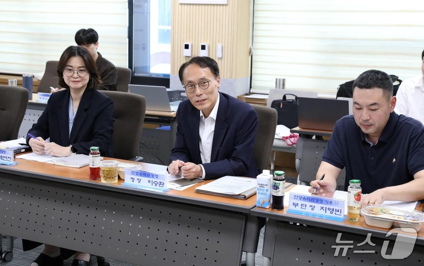본문 이미지 - 이승환 한강청장(가운데)이 1일 수도권대기환경청 세미나실에서 개최된 제3차 수도권 기후에너지 정책협의체에서 인사말을 하고 있다.(한강청 제공)