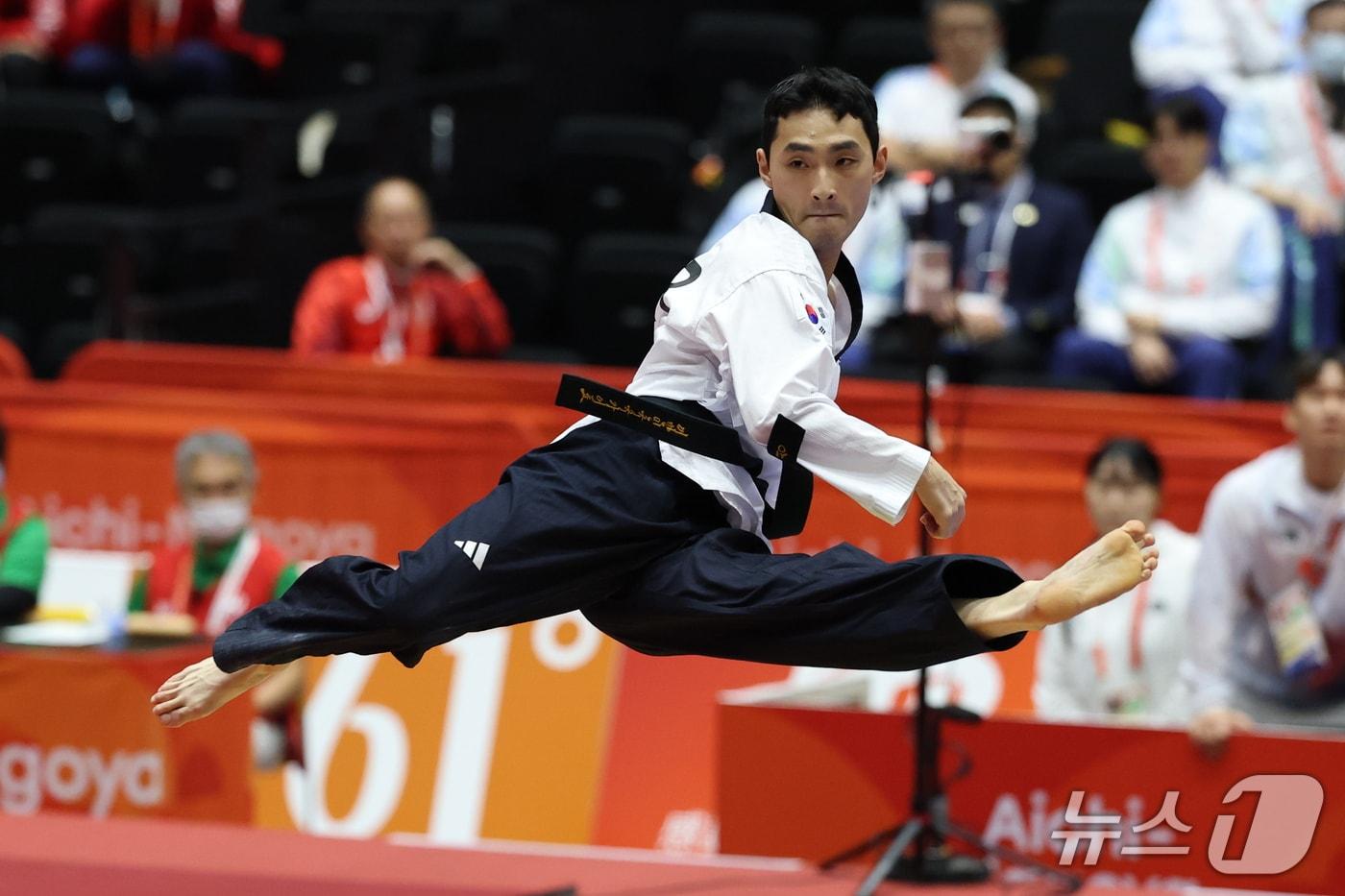 본문 이미지 - 대한민국 윤규성이 1일 일본 도요하시 체육관에서 열린 2026 아이치·나고야 아시안게임 태권도 남자 개인 품새 결승전에서 경연을 펼치고 있다. 2026.10.1 ⓒ 뉴스1 안은나 기자