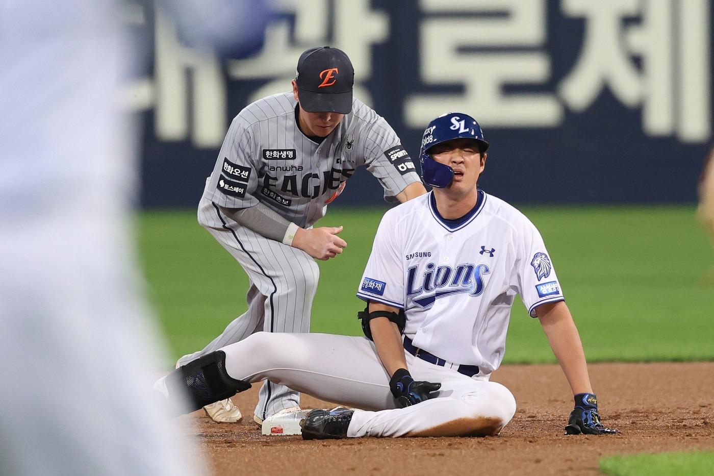 본문 이미지 - 삼성 구자욱이 지난달 30일 대구 한화전에서 2루에 슬라이딩한 뒤 햄스트링 통증을 호소하고 있다.(삼성 라이온즈 제공)