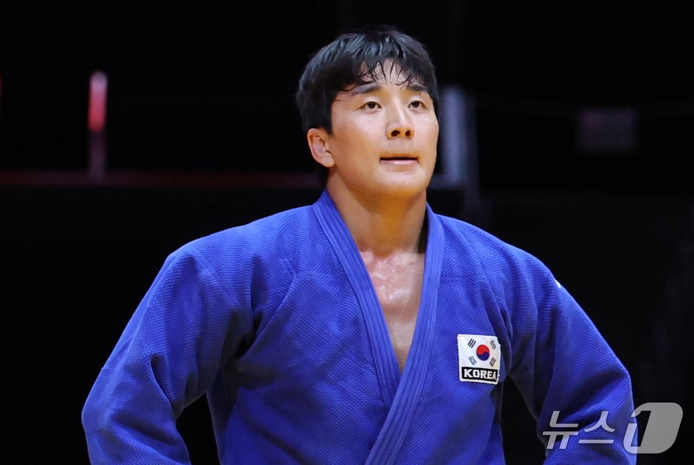 본문 이미지 - 대한민국 이준환이 1일 일본 아이치 인터내셔널 아레나에서 열린 2026아이치·나고야 아시안게임 남자 81kg급 동메달 결정전에서 이란 엘리아스 파르히즈가르에게 승리해 동메달을 확정 짓고 숨을 고르고 있다. 2026.10.1 ⓒ 뉴스1 김민지 기자