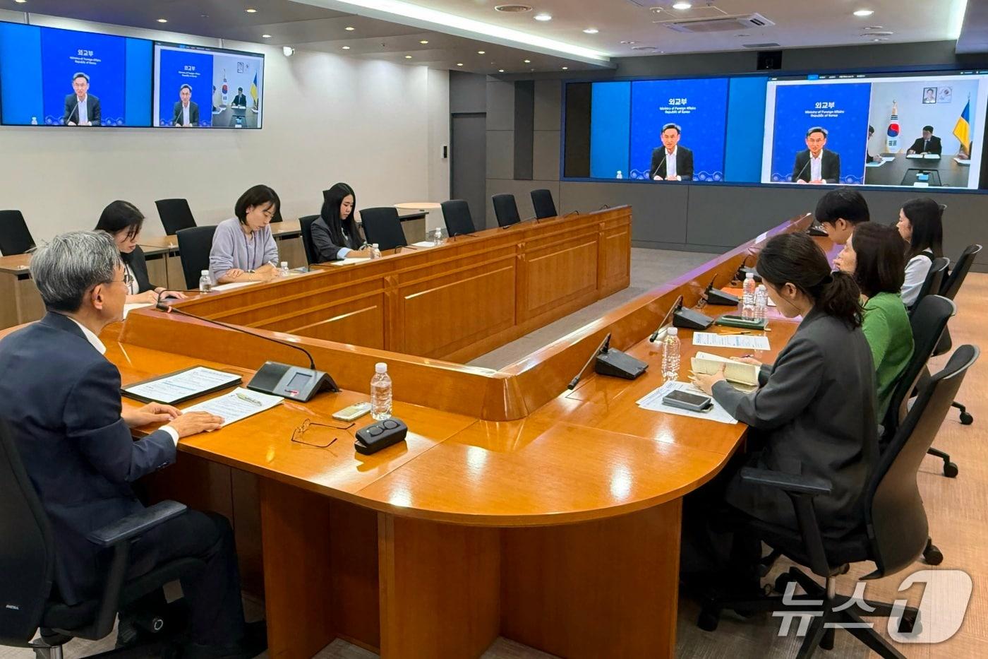 본문 이미지 - 외교부는 1일 조주성 해외안전기획관 주재로 주우크라이나대사관과 최근 우크라이나 상황 관련 본부-공관 합동 상황점검회의를 개최하여 현지 정세와 우리 국민 안전대책을 점검했다.(외교부 제공).