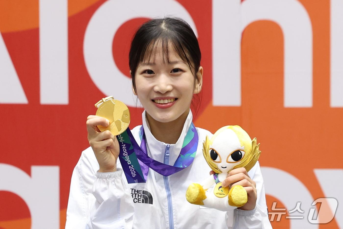 본문 이미지 - 대한민국 정하은이 1일 일본 도요하시 체육관에서 열린 2026 아이치·나고야 아시안게임 태권도 여자 개인 품새 시상식에서 금메달과 인형을 들고 환한 미소를 짓고 있다. 2026.10.1 ⓒ 뉴스1 안은나 기자