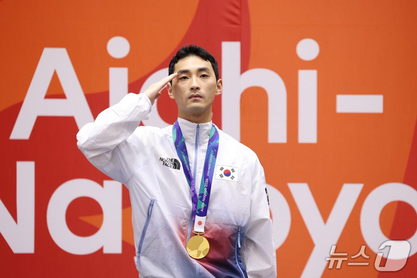 본문 이미지 - 대한민국 윤규성이 1일 일본 도요하시 체육관에서 열린 2026 아이치·나고야 아시안게임 태권도 남자 개인 품새 시상식에서 금메달을 목에 걸고 국민의례를 하고 있다. 2026.10.1 ⓒ 뉴스1 안은나 기자