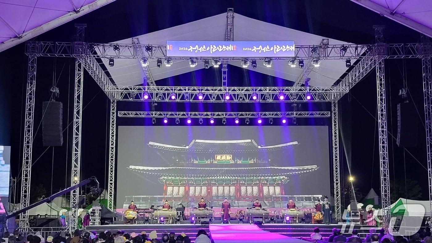 본문 이미지 - 강원 정선과 전국을 넘어 세계에 알려진 '정선아리랑'의 축제 '제51회 정선아리랑제'가 1일 정선읍 일원에서 성황리에 개막했다. 4일까지 열리는 이 축제는 정선공설운동장과 아리랑센터, 아리샘터, 아라리공원 등에서 펼쳐진다. 2026.10.1/뉴스1 신관호 기자