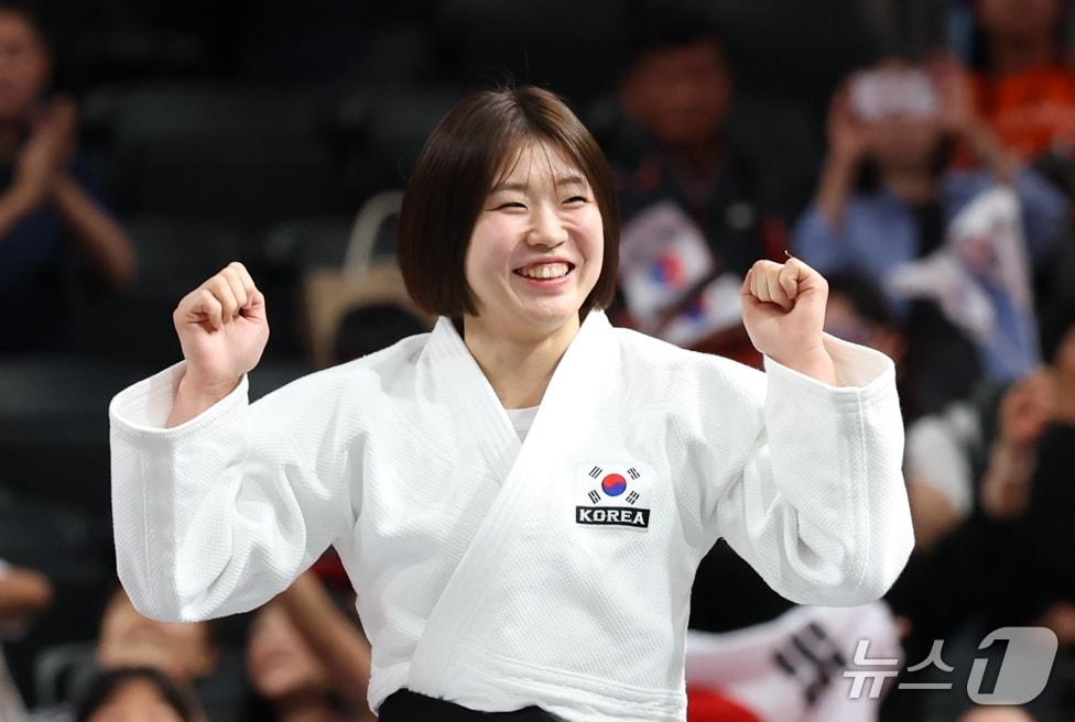 본문 이미지 - 대한민국 허미미가 1일 일본 아이치 인터내셔널 아레나에서 열린 2026 아이치·나고야 아시안게임 유도 여자 57kg급 결승 시상식에서 환하게 미소 지으며 시상대에 오르고 있다. 2026.10.1 ⓒ 뉴스1 김민지 기자
