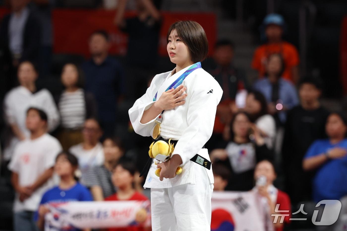 본문 이미지 -  대한민국 허미미가 1일 일본 아이치 인터내셔널 아레나에서 열린 2026 아이치·나고야 아시안게임 유도 여자 57kg급 결승 시상식에서 금메달을 들고 기뻐하고 있다.2026.10.1 ⓒ 뉴스1 김민지 기자