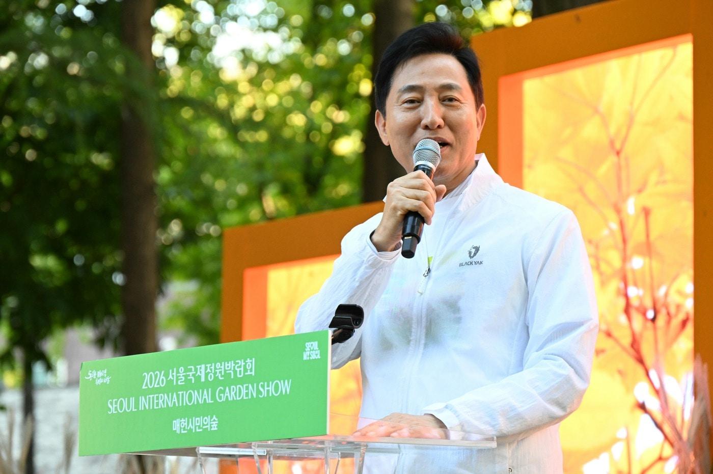 본문 이미지 - 오세훈 서울시장이 1일 오후, 매헌시민의숲 숲속무대에서 열린 '2026 매헌시민의숲 서울국제정원박람회 개막식'에 참석해 인사말을 하고 있다.
