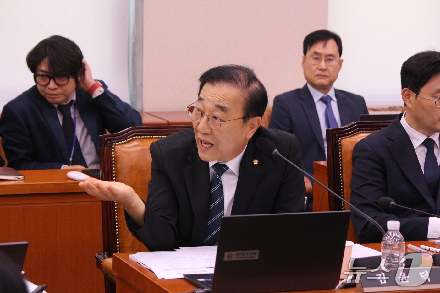 본문 이미지 - 김윤덕 더불어민주당 국회의원이 국가유산청 국정감사에서 질의를 하고 있다.(의원실 제공, 재판매 및 DB 금지)2026.10.10/뉴스1