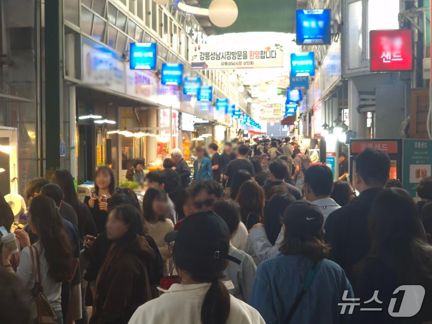 본문 이미지 - 한글날 연휴 둘째날이자 토요일인 10일 강원 강릉지역 대표 전통시장인 중앙·성남시장 먹거리골목이 나들이객들로 가득 차 있다.2026.10.10/뉴스1 윤왕근 기자