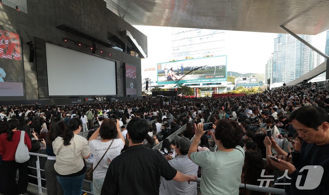 본문 이미지 - 10일 부산 해운대구 영화의전당 루프씨어터에서 열린 제31회 부산국제영화제에서 배우 주지훈, 신민아, 이종석, 이세영이 참석한 ‘재혼황후’ 무대인사를 보기 위해 모여든 팬들로 인산인해를 이루고 있다. 2026.10.10 ⓒ 뉴스1 권현진 기자
