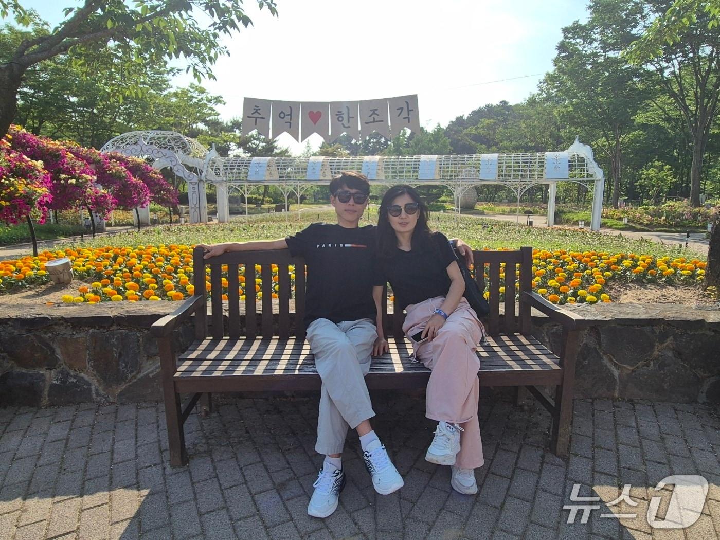 본문 이미지 - 김수정 씨와 남편의 모습.(본인 제공).