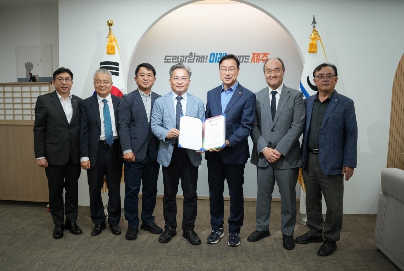 본문 이미지 - 위성곤 제주지사(오른쪽 세 번째)는 7일 '2028 세계우병학회' 명예대회장에 위촉됐다(조직위원회 제공). ⓒ 뉴스1