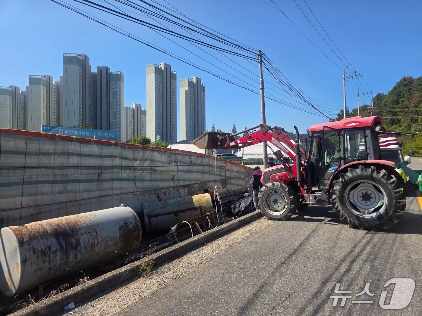 본문 이미지 - 10일 오전 10시 50분쯤 전남광주통합특별시 광양시 광양읍 한 비닐하우스 옆에서 등유탱크를 중장비로 옮기던 중 떨어지는 사고가 나 1명이 숨지고 1명이 다쳤다. 사진은 현장 모습. (전남광주통합소방본부 제공. 재판매 및 DB금지) 