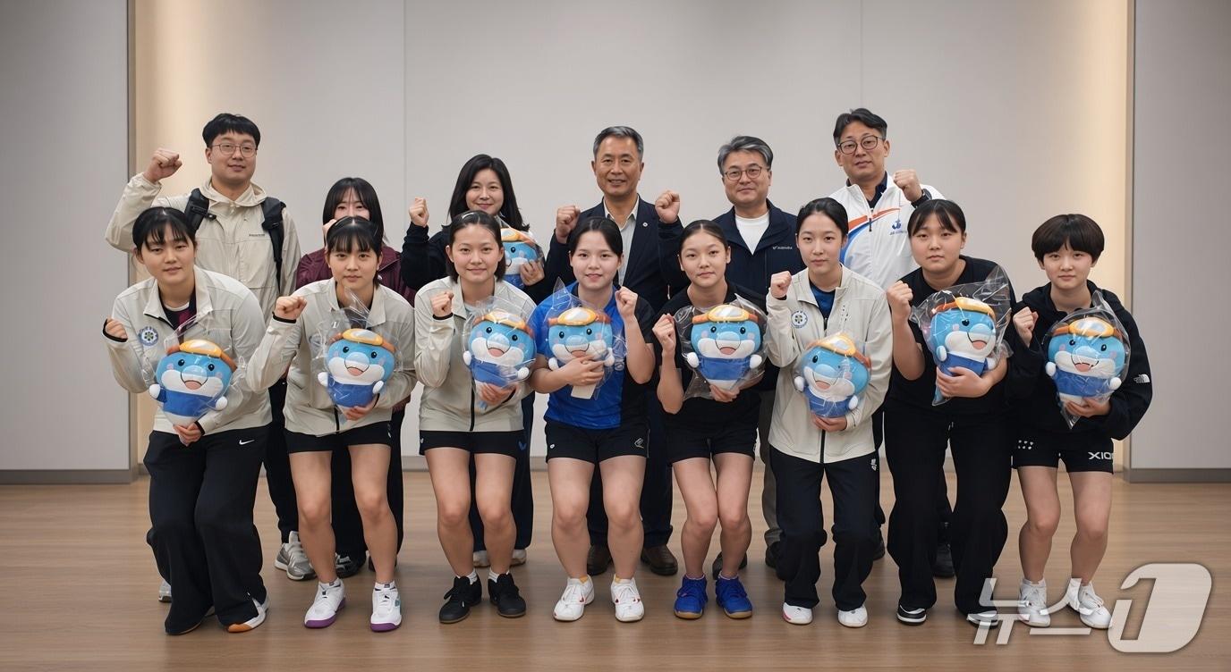 본문 이미지 - 심정지 환자의 목숨을 구한 대전호수돈여고 탁구단과 제주도탁구협회 관계자들이 기념사진을 촬영하고 있다.(제주탁구협회 제공) /뉴스1