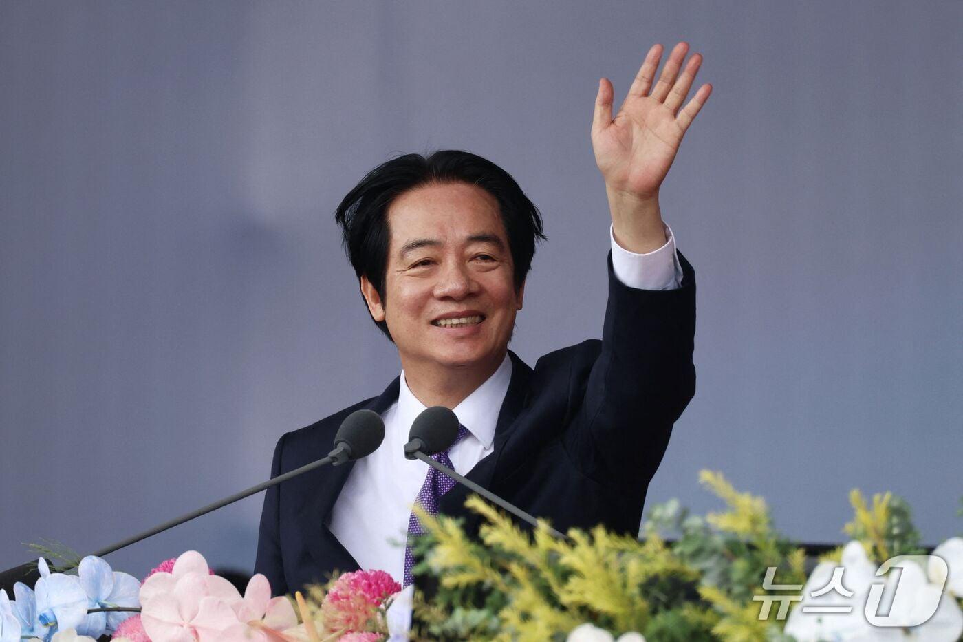 본문 이미지 - 라이칭더 대만 총통이 10일 타이베이 총통부에서 열린 국경절 기념식 연설 중 손을 흔들고 있다. 2026.10.10. ⓒ AFP=뉴스1
