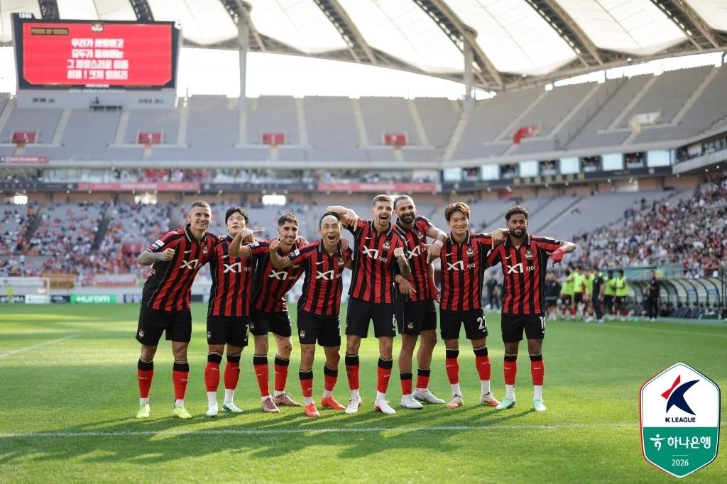 본문 이미지 -  문선민의 득점 후 단체 사진을 찍은 서울 선수들. (한국프로축구연맹 제공)