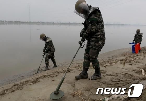 본문 이미지 -  해병대2사단 지뢰탐지 작전(사진은 기사 내용과 무관함) / 뉴스1 ⓒ News1
