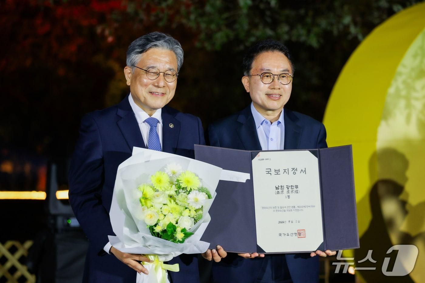 본문 이미지 - 10일 전북 남원시 광한루원 특별무대에서 광한루 국보지정 기념식이 개최된 가운데 허민 국가유산청장과 양충모 남원시장(오른쪽)이 기념 촬영을 하고 있다.(남원시 제공. 재판매 및 DB 금지)/뉴스1 