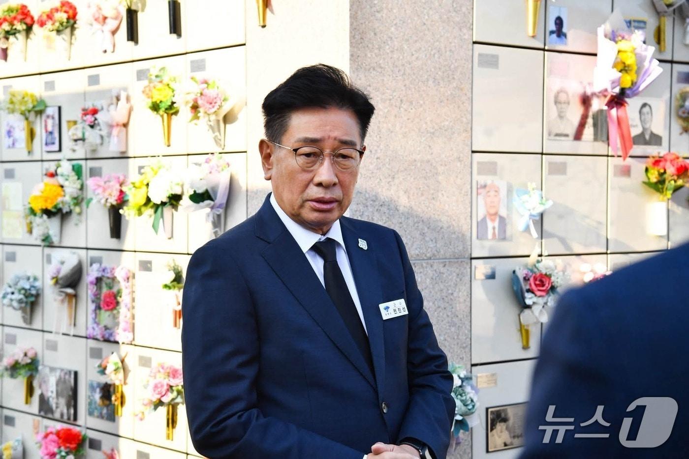 본문 이미지 - 전진선 경기 양평군수가 지난 10일 양평공설공원묘지에서 열린 정희철 전 단월면장 1주기 추도식에 참석한 모습.(전 군수 페이스북 갈무리. 재판매 및 DB 금지)/뉴스1