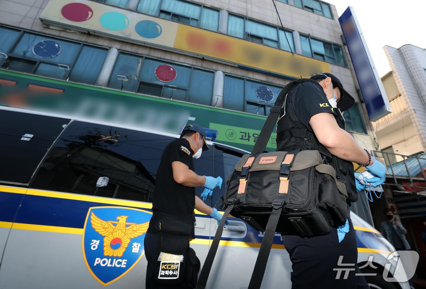 본문 이미지 - 11일 오전 대구 북구 관음동 4층짜리 상가건물 2층 천장 마감재 낙하 사고를 수사하는 국립과학수사연구원(국과수)과 경찰 등 관계자들이 합동 감식을 진행하기 위해 건물로 들어가고 있다. 2026.10.11 ⓒ 뉴스1 공정식 기자