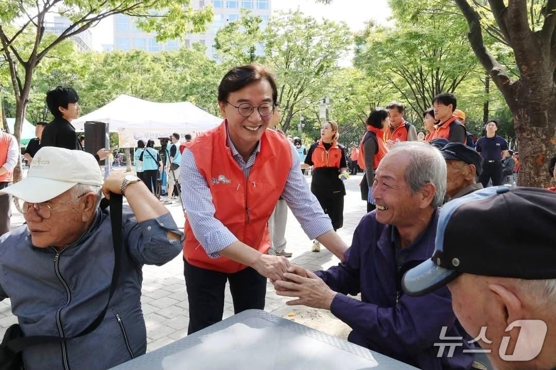본문 이미지 - '부산밥퍼나눔공동체'의 무료 급식 봉사에 동참한 전재수 부산시장.(전재수 부산시장 개인 SNS 갈무리 재판매 및 DB금지)