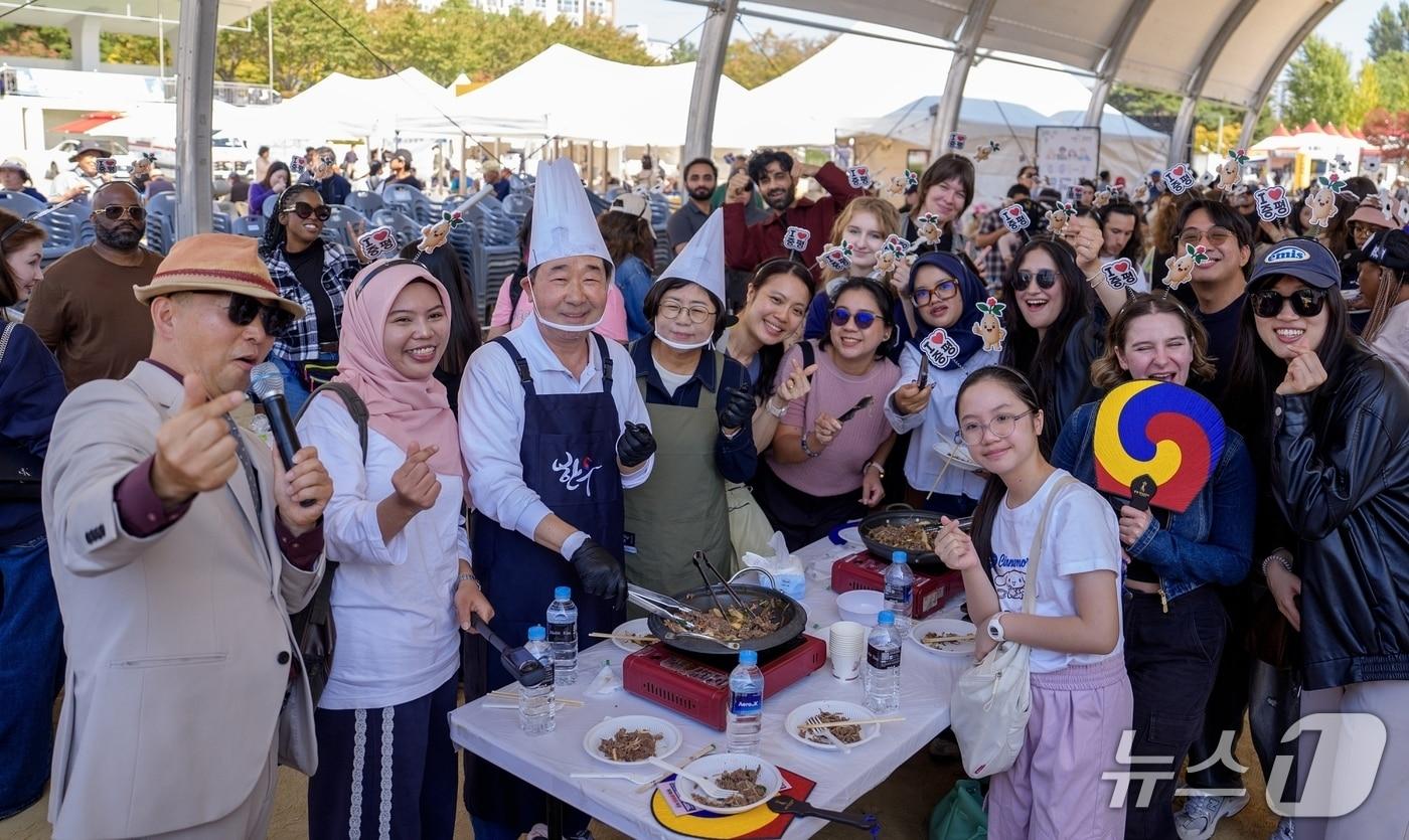 본문 이미지 - 증평인삼골축제 인삼 한우불고기대잔치에 몰린 관람객들.(증평군 제공. 재판매 및 DB 금지).2026.10.11/뉴스1