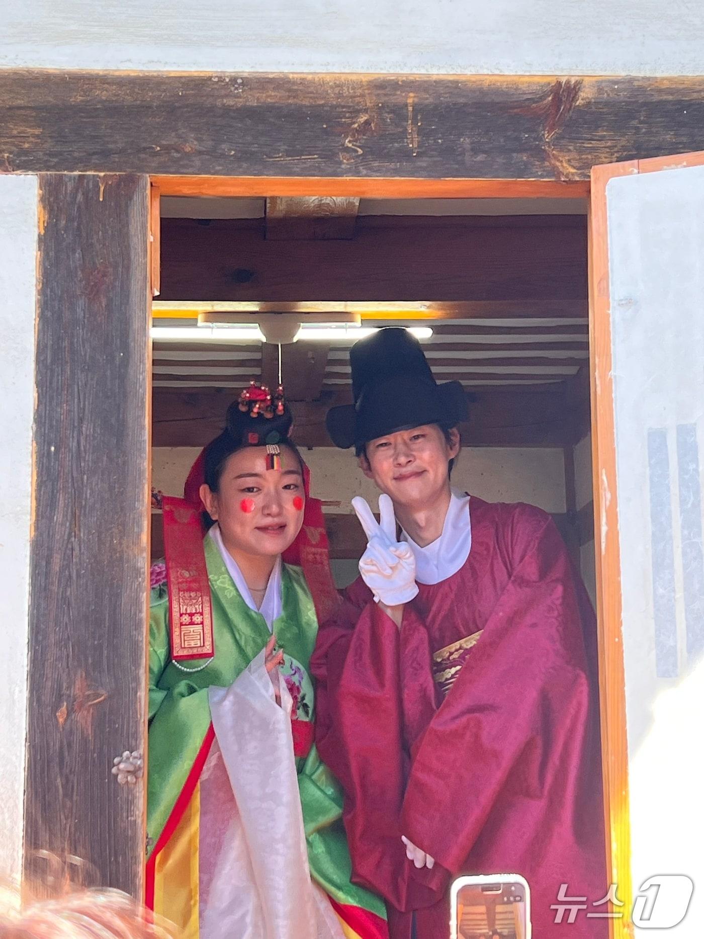 본문 이미지 - 경북도 작은 결혼식 지원으로 지난달 5일 예천군에서 사업체를 운영하는 A 씨와 일본인 배우자 B 씨는 예천 금당실마을에서 전통혼례를 올렸다.(경북도 제공. 재판매 및 DB 금지)/뉴스1