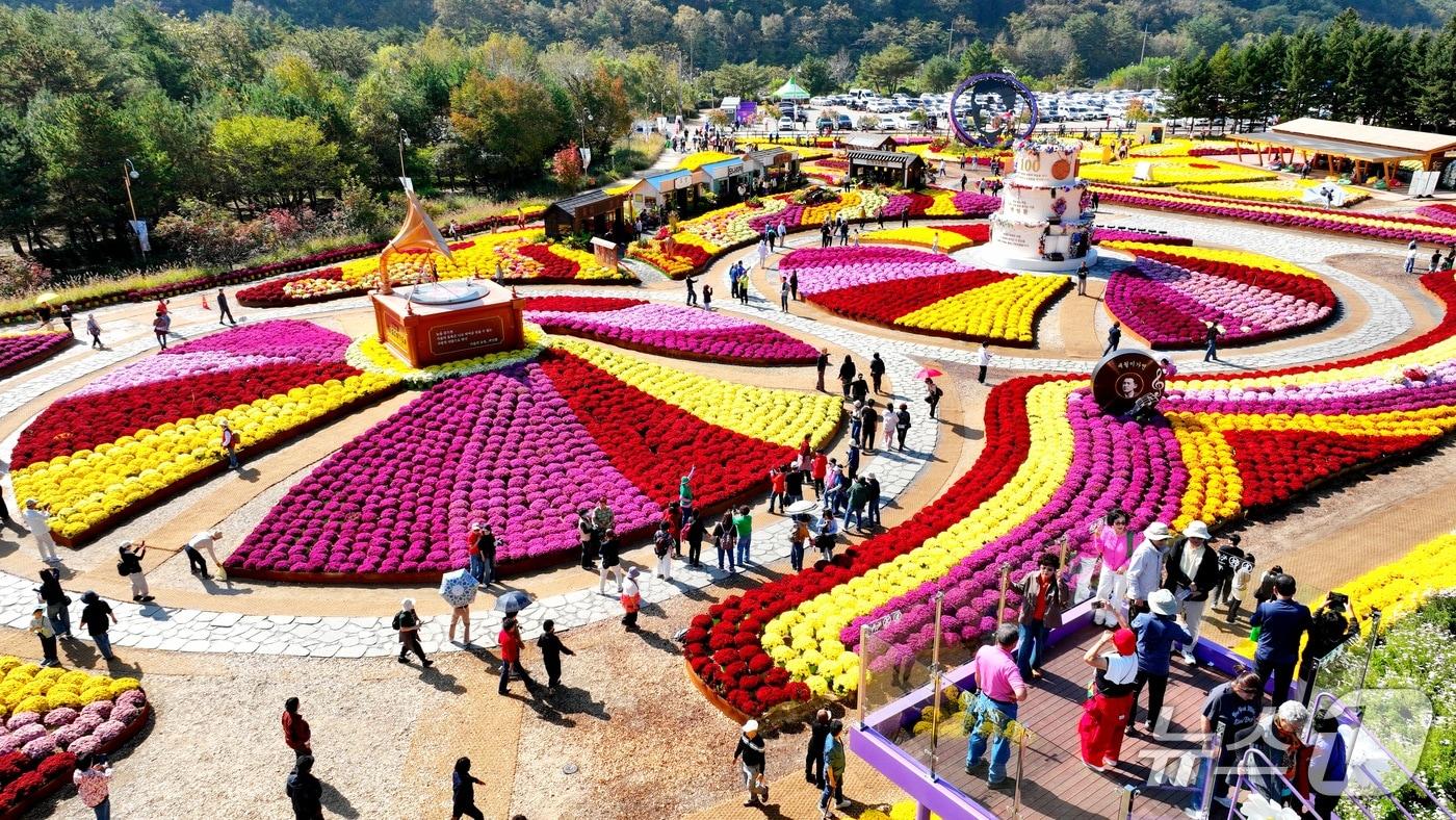 본문 이미지 - 지난 11일 강원 인제 북면 용대관광지 일원에서 열린 '2026 인제 가을꽃축제'를 찾은 방문객들이 형형색색의 가을꽃을 감상하며 축제를 즐기고 있다. (인제군 제공. 재판매 및 DB 금지) 2026.10.11 /뉴스1