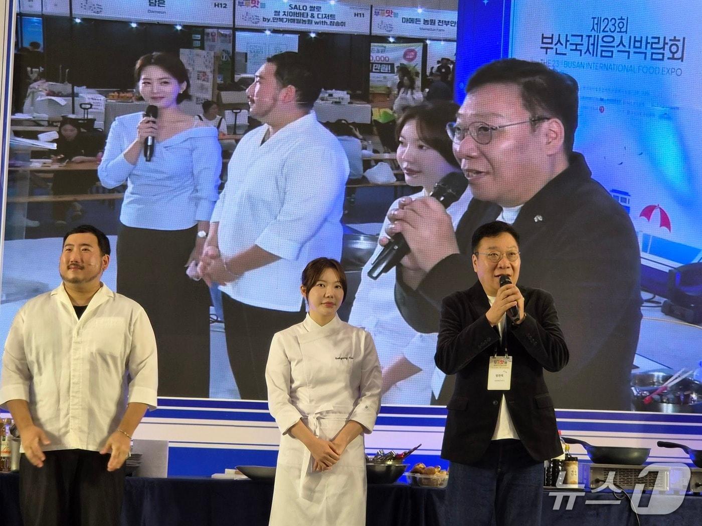 본문 이미지 - 부산 해운대구 벡스코에서 열리고 있는 11일, 부산 미식 축제 '부루맛불'에서 정연욱 의원(오른쪽)이 인사말을 하고 있다. 2026.10.11뉴스1 ⓒ News1 임순택 기자