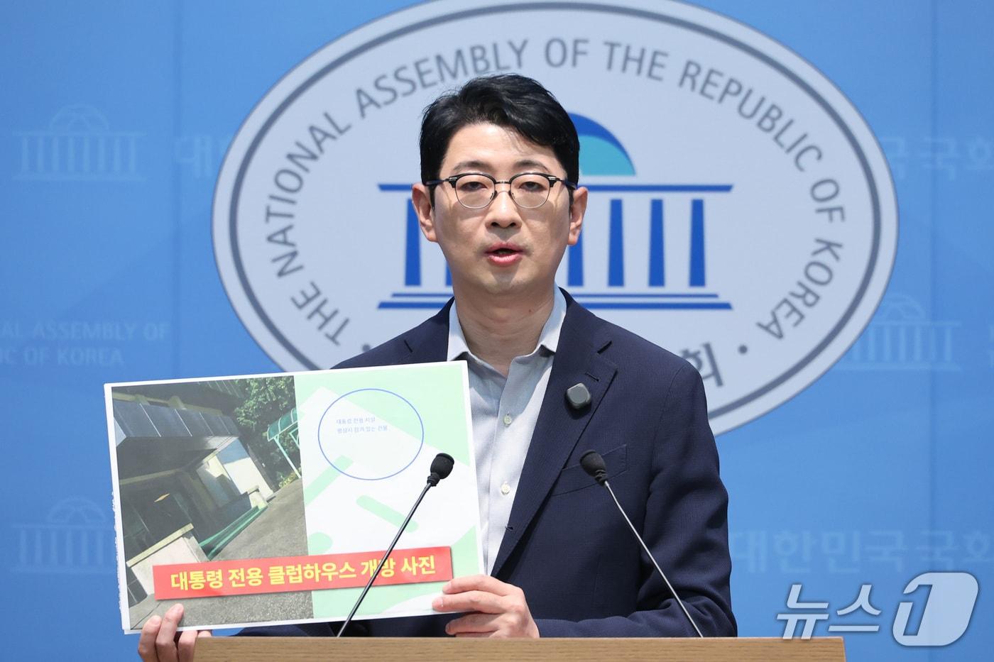 본문 이미지 - 주진우 국민의힘 의원이 11일 서울 여의도 국회 소통관에서 대구 상가 천장 붕괴 사고 당시 이재명 대통령의 태릉 골프장 방문 의혹에 대한 기자회견을 하고 있다. 2026.10.11 ⓒ 뉴스1 신웅수 기자