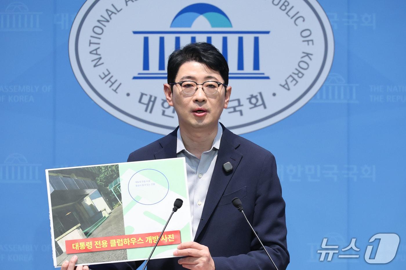본문 이미지 - 주진우 국민의힘 의원이 11일 서울 여의도 국회 소통관에서 대구 상가 천장 붕괴 사고 당시 이재명 대통령의 태릉 골프장 방문 의혹에 대한 기자회견을 하고 있다. 2026.10.11 ⓒ 뉴스1 신웅수 기자