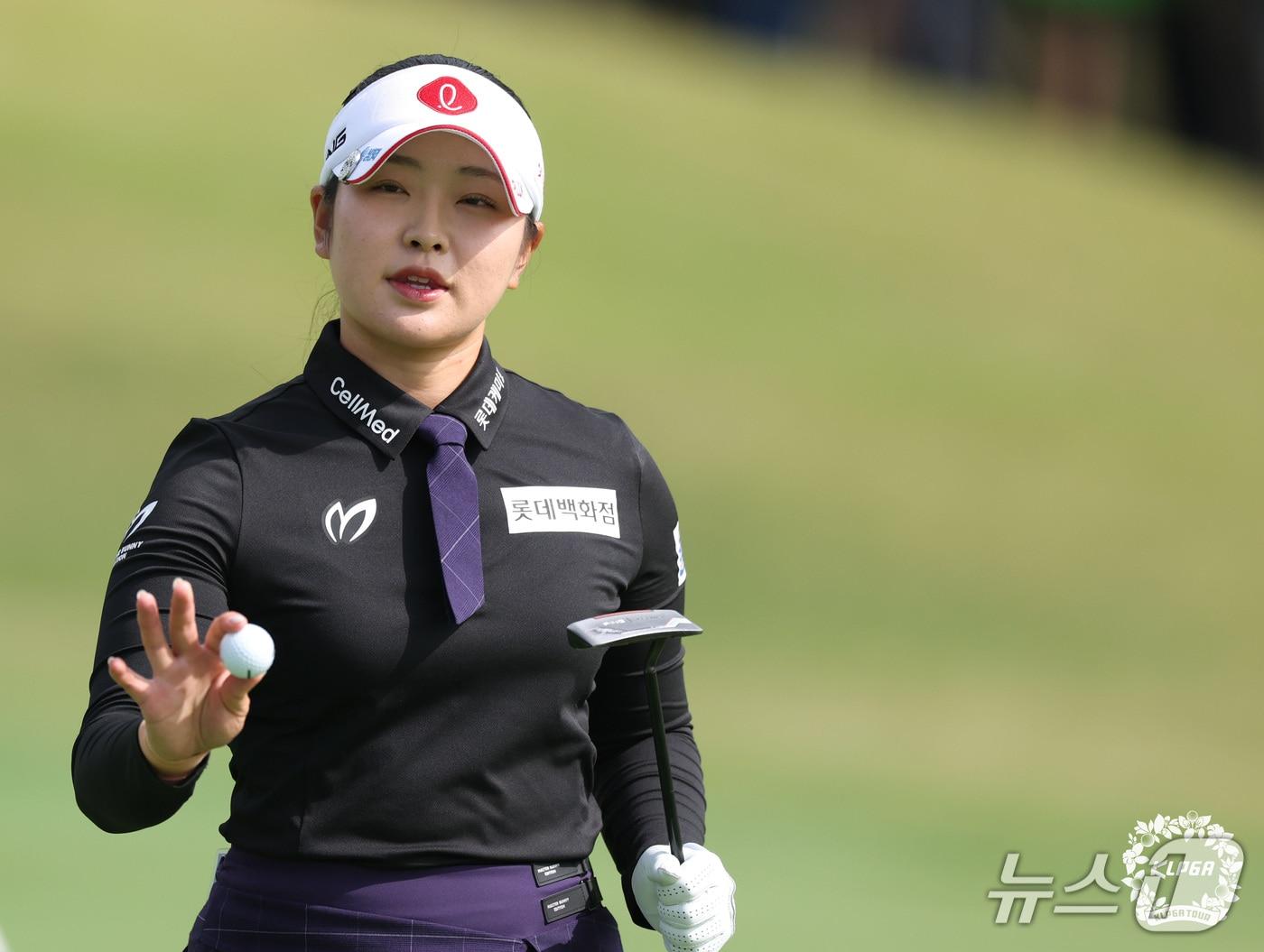 본문 이미지 - 11일 경남 양산시 에이원CC에서 열린 '2026 HJ중공업 동부건설 CHAMPIONSHIP' 파이널 라운드에서 유현조가 1번홀 버디 홀아웃을 하고 있다. (KLPGA 제공. 재판매 및 DB 금지) 2026.10.11 ⓒ 뉴스1
