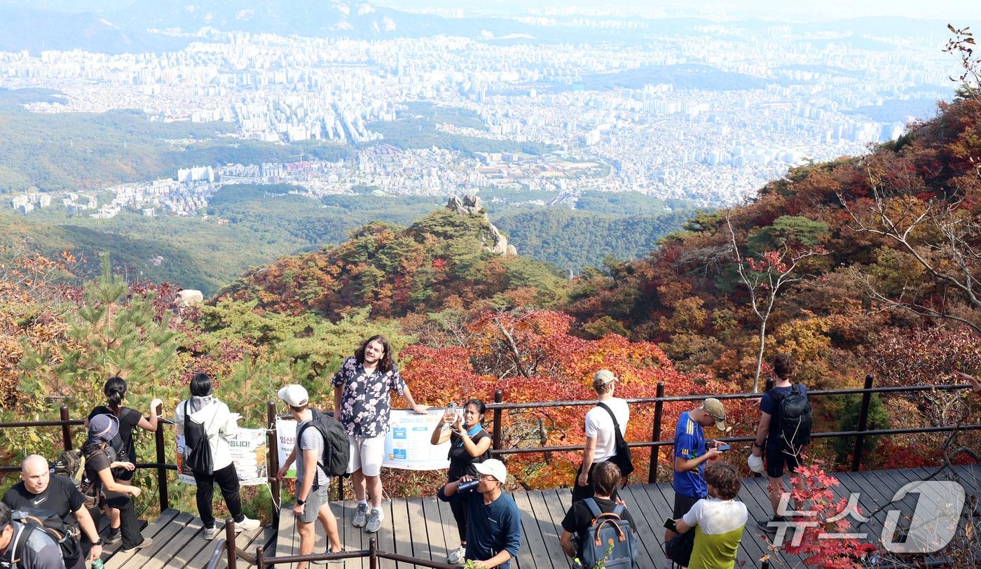 본문 이미지 - 완연한 가을 날씨를 보인 11일 서울 북한산국립공원에서 등산객들이 산행을 하며 가을정취를 만끽하고 있다. 단풍은 지난달 28일 설악산을 시작으로 점차 남하하면서 10월 중·하순에는 중부지방, 11월 초에는 남부지방에서도 절정에 이를 전망이다. 2026.10.11 ⓒ 뉴스1 김명섭 기자