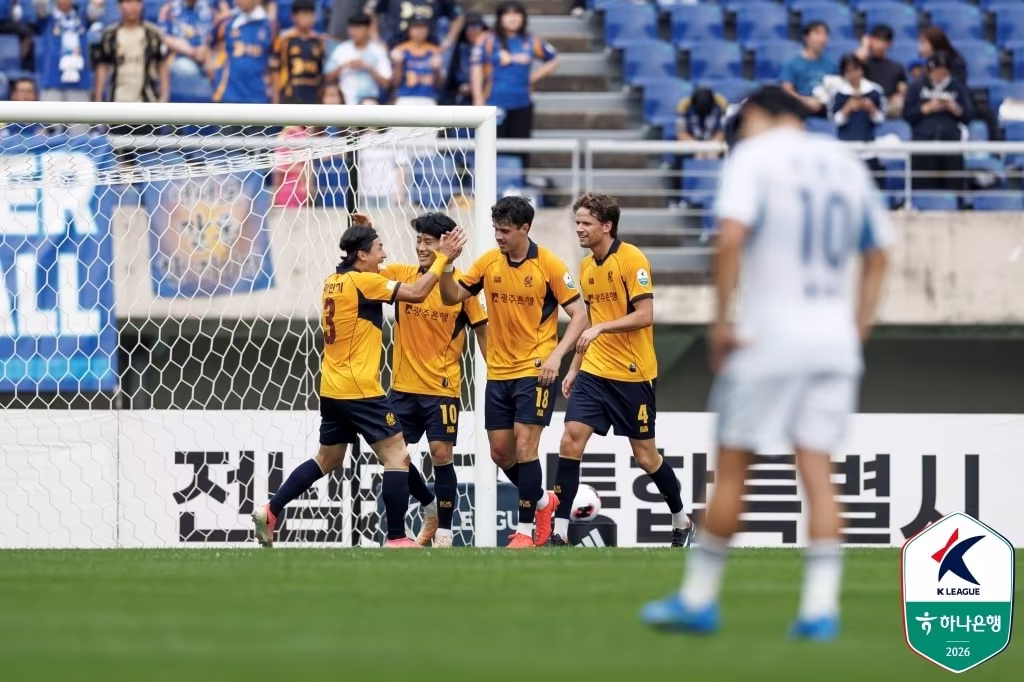본문 이미지 - 광주FC가 11일 광주월드컵경기장에서 열린 울산 HD와 홈 경기에서 득점 후 기뻐하고 있다. (한국프로축구연맹 제공. 재판매 및 DB 금지)