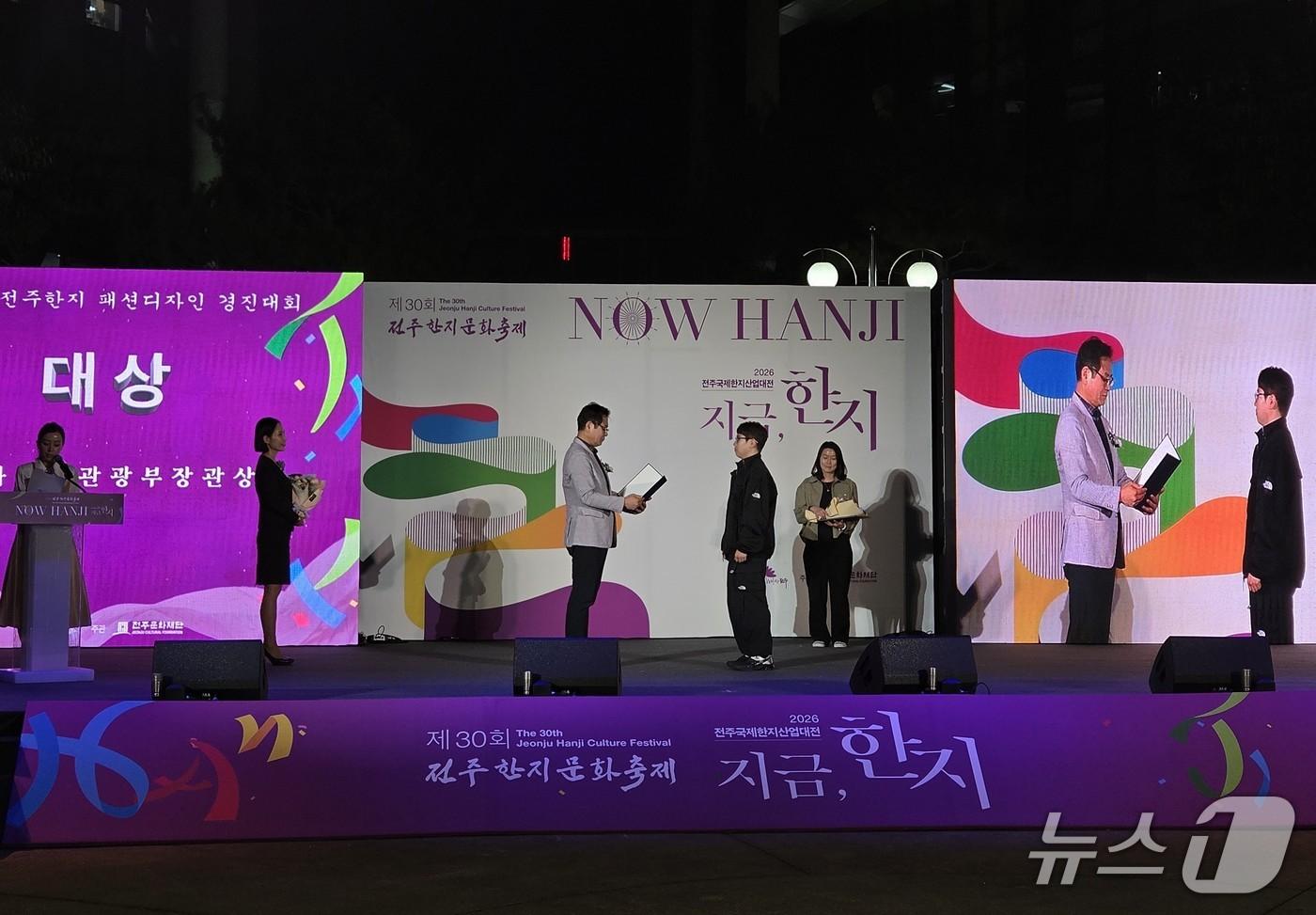 본문 이미지 - 군장대 패션산업과 학생들이 '제22회 전주한지패션디자인경진대회'에서 대상과 금상을 수상하는 영예를 안았다.(군장대 제공. 재판매 및 DB 금지)