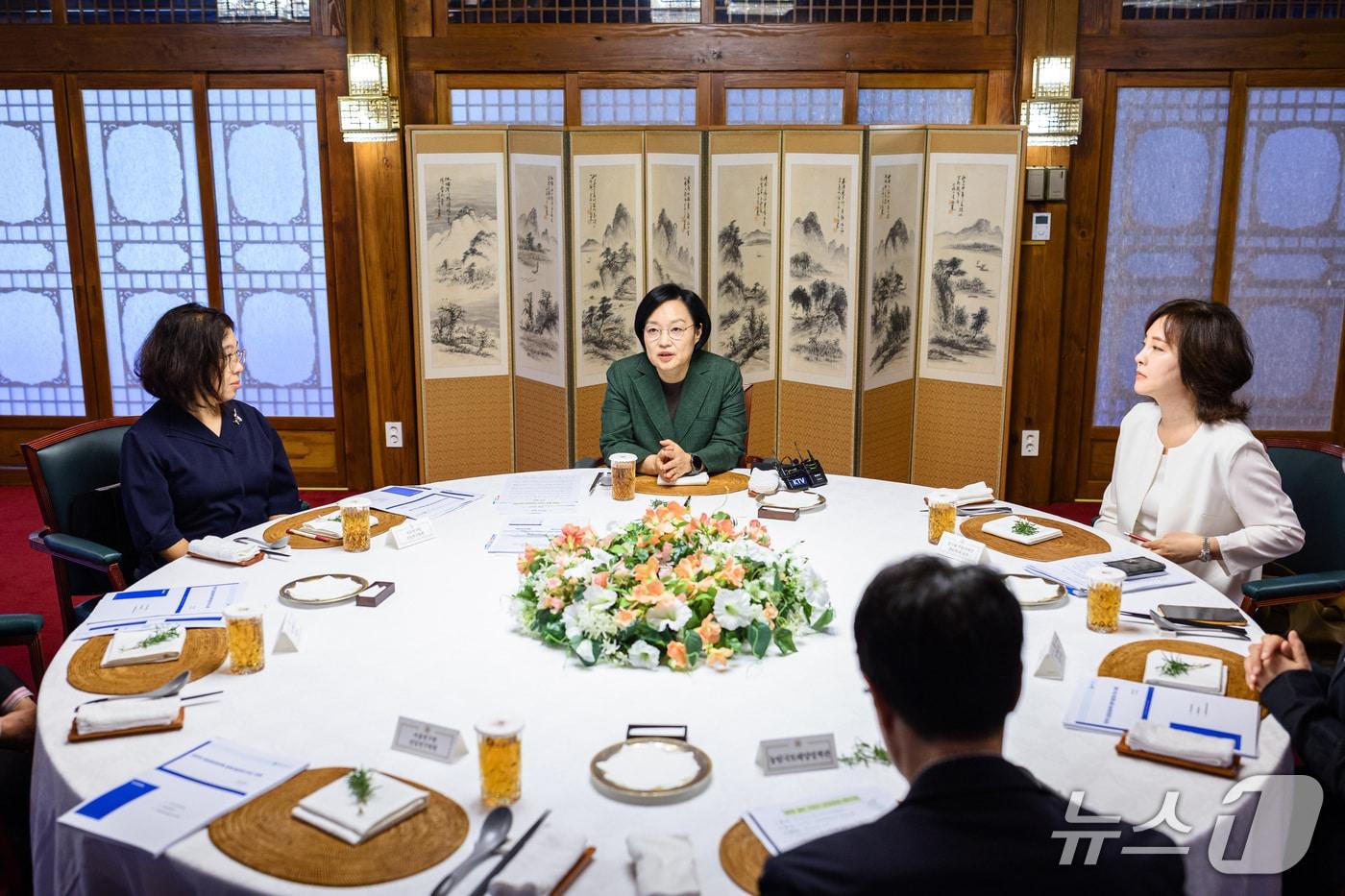 본문 이미지 - 한성숙 국무총리가 11일 서울 종로구 국무총리공관에서 열린 공공임대주택과 사회주택분야 전문가들과의 열린브런치에서 발언하고 있다. (총리실 제공. 재판매 및 DB 금지) 2026.10.11 ⓒ 뉴스1
