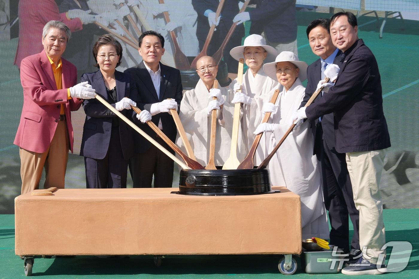 본문 이미지 - 이재준 경기 수원시장(왼쪽 세 번째)이 10일 제63회 수원화성문화제 '시민의 위대한 건축 화홍-머묾' 제막식 참석자들과 함께하고 있다. (수원시 제공. 재판매 및 DB 금지) 2026.10.11/뉴스1
