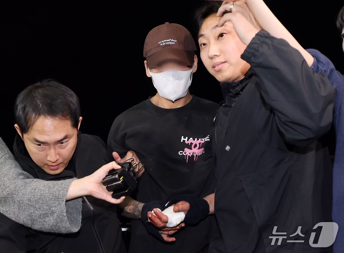 본문 이미지 - 서울 송파구 문정동에서 장모를 살해하고 이혼 소송 중인 아내를 납치해 도주하다 강원 양양군에서 붙잡힌 20대 남성 A씨가 11일 서울 송파경찰서로 이송되고 있다. 2026.10.11 ⓒ 뉴스1 안은나 기자