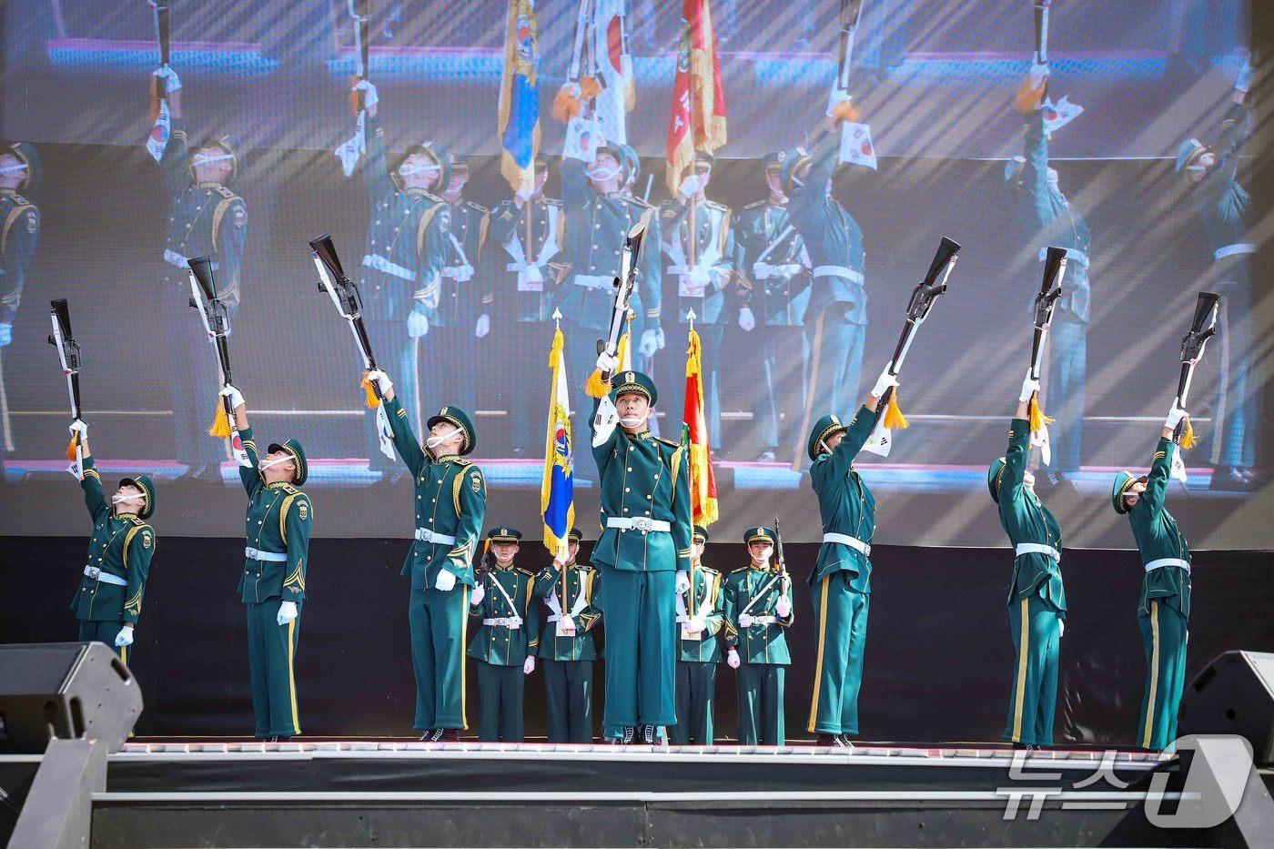 본문 이미지 - '2026 K-밀리터리 페스티벌:춘천대첩(제76주년 춘천지구전투 전승행사)'이 이달 9~11일 사흘간 춘천 수변공원 일원에서 열렸다.(육군 2군단 제공. 재판매 및 DB 금지)/뉴스1